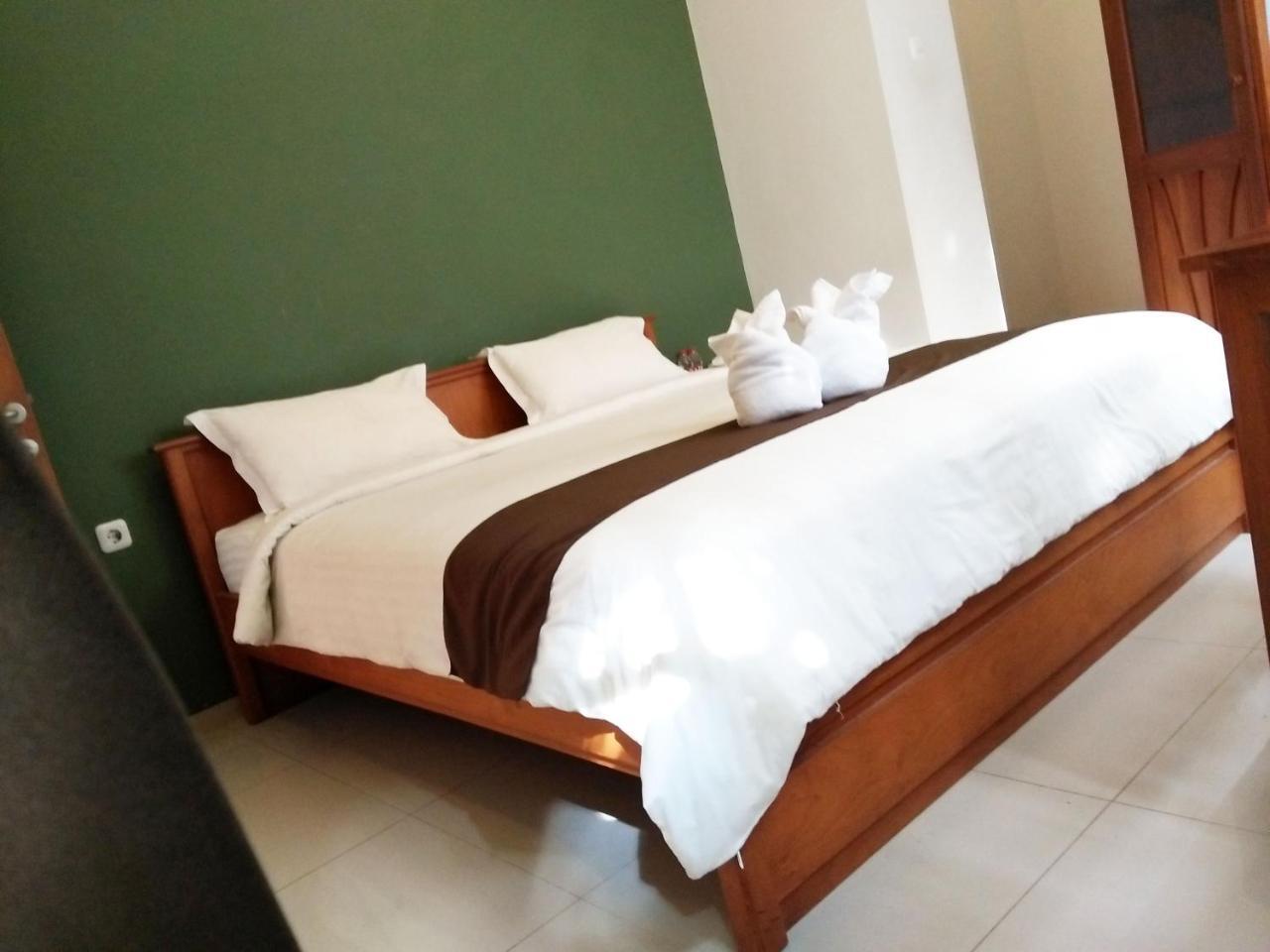 Helena Guest House Malang Extérieur photo