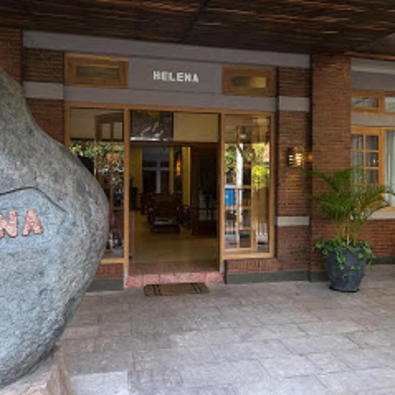Helena Guest House Malang Extérieur photo