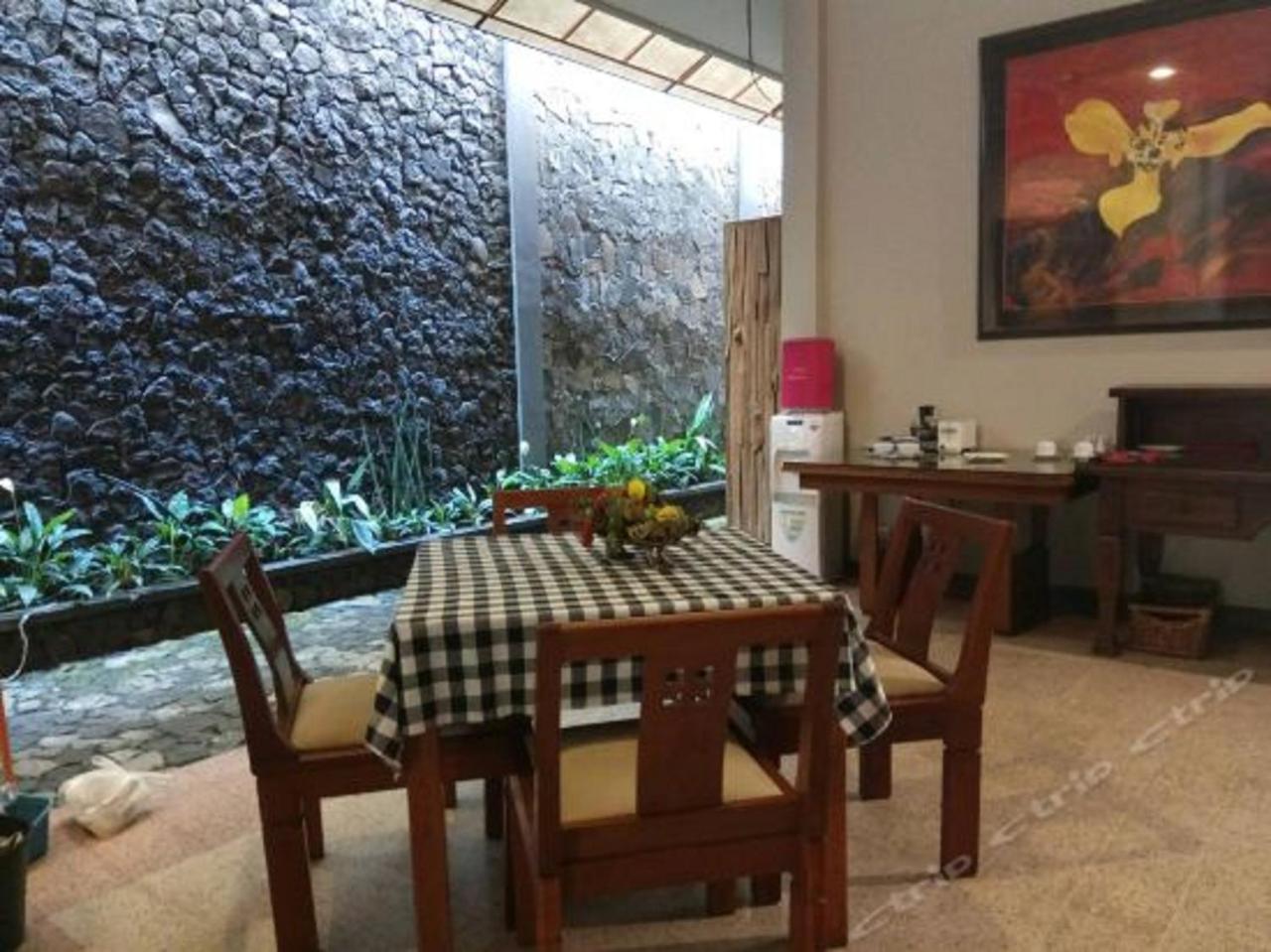 Helena Guest House Malang Extérieur photo