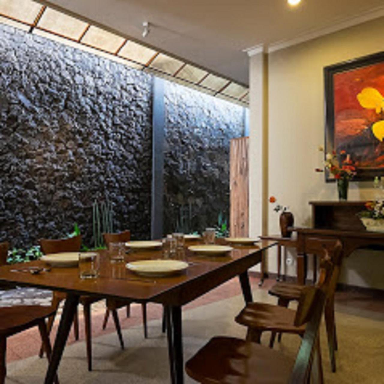 Helena Guest House Malang Extérieur photo